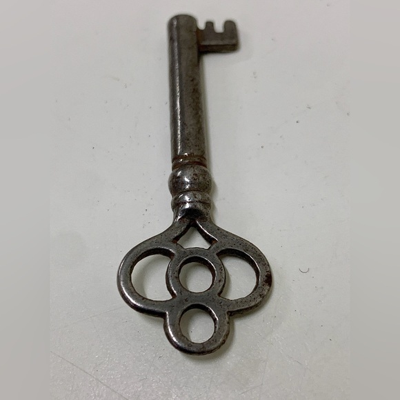 Early 20th Century Antique Hollow Barrel Skeleton Key - Picture 5 of 9